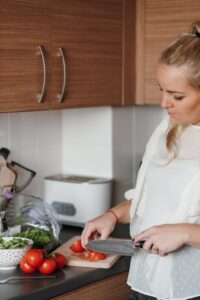 venstrehånds køkkenudstyr kvinde med venstrehåndskniv