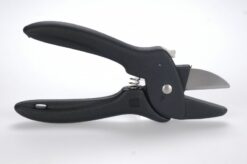 Venstrehånds blomstersaks til venstrehåndede foldet ud så man kan se lukke mekanismen