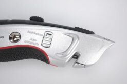 Venstrehånds hobbykniv med gummi håndtag hvor man har zoomet ind på knap til automatisk justering