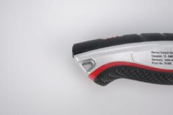 Venstrehånds hobbykniv med gummi håndtag hvor man har zoomet ind på stedet man kan hænge en snor