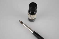 Venstrehånds kaligrafi gavesæt til venstrehåndede hvor holder og blæk pakket ud