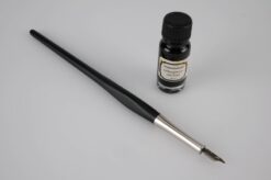 Venstrehånds kaligrafi gavesæt til venstrehåndede hvor holder og blæk pakket ud omvendt