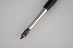 Venstrehånds kaligrafi gavesæt til venstrehåndede hvor der er zoomet ind på kaligrafi spids