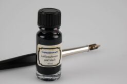 Venstrehånds kaligrafi gavesæt til venstrehåndede hvor der er zoomet ind på blækken