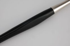 Venstrehånds kaligrafi gavesæt til venstrehåndede hvor der er zoomet ind på holderen