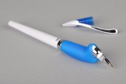 Venstrehånds kuglepen fra Yoropen til venstrehåndede hvor proppen er taget af og man kan se spidsen af kuglepenen