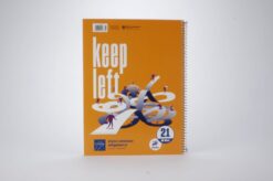 Venstrehåndet notesbog med linjeret mønster vises lang fra