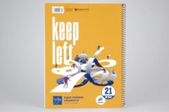 Venstrehåndet notesbog med linjeret mønster vises tæt på