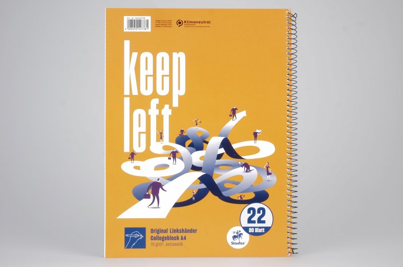 Venstrehåndet notesbog med ternet mønster vises tæt på