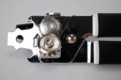 Venstrehånds dåseåbner set tæt på