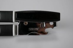 Venstrehånds dåseåbner set tæt på fra siden