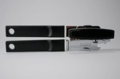 Venstrehånds dåseåbner set liggende på bordet