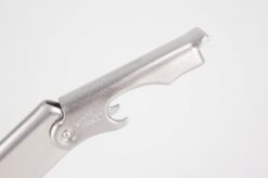 Ventrehånds tjenerkniv/sommerlier hvor der zoomet ind på flaskeåbneren