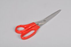 venstrehåndssaks til kontor og papir til venstrehåndet i farven rød