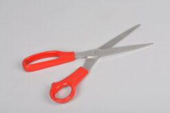 venstrehåndssaks til kontor og papir til venstrehåndet i farven rød