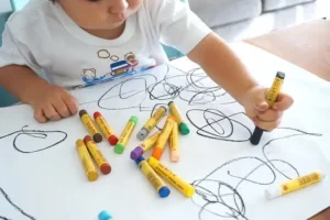 venstrehåndet hjælper lille barn