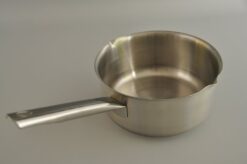 Venstrehånds kasserolle i rustfri stål som kan bruges til induktion