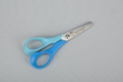 Blå venstrehånds børnesaks til venstrehåndede børn fra Maped lukket