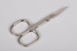 Venstrehånds neglesaks til en venstrehåndet person