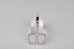 Venstrehånds neglesaks til en venstrehåndet person