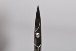 Venstrehånds neglesaks til en venstrehåndet person