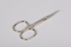 venstrehånds neglebåndssaks til en venstrehåndet person