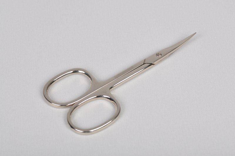 venstrehånds neglebåndssaks til en venstrehåndet person