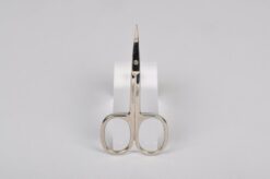 venstrehånds neglebåndssaks til en venstrehåndet person