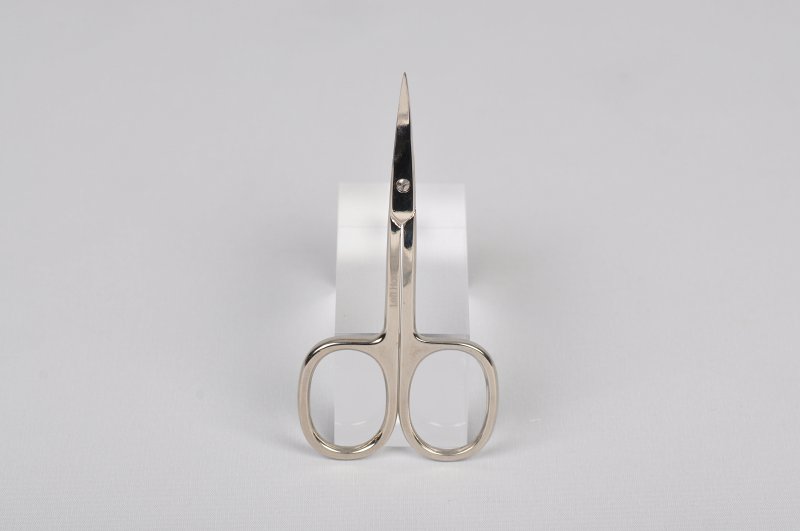 venstrehånds neglebåndssaks til en venstrehåndet person