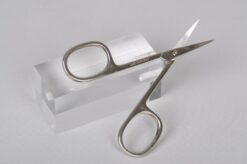 venstrehånds neglebåndssaks til en venstrehåndet person