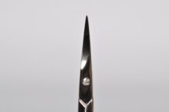 venstrehånds neglebåndssaks til en venstrehåndet person