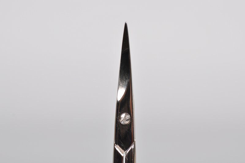 venstrehånds neglebåndssaks til en venstrehåndet person