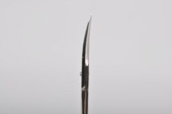 venstrehånds neglebåndssaks til en venstrehåndet person