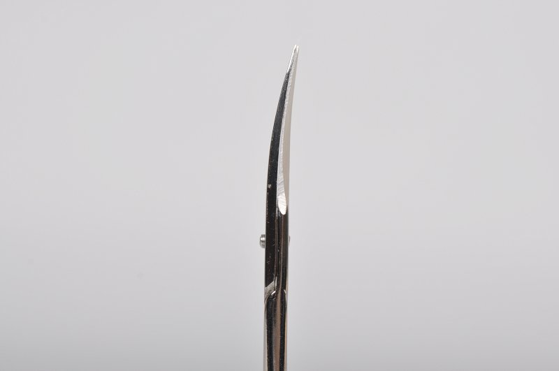 venstrehånds neglebåndssaks til en venstrehåndet person