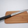 Japansk venstrehåndet Yanagiba-kniv fra Kai Seki Magoroku Hekiju-serien med et 21 cm langt blad og et ergonomisk håndtag til venstrehåndede. Perfekt til filetering og præcise udskæringer af fisk og kød