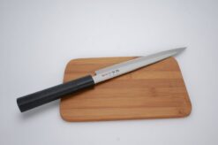 Japansk venstrehåndet Yanagiba-kniv fra Kai Seki Magoroku Hekiju-serien med et 21 cm langt blad og et ergonomisk håndtag til venstrehåndede. Perfekt til filetering og præcise udskæringer af fisk og kød
