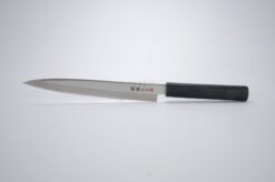 Japansk venstrehåndet Yanagiba-kniv fra Kai Seki Magoroku Hekiju-serien med et 21 cm langt blad og et ergonomisk håndtag til venstrehåndede. Perfekt til filetering og præcise udskæringer af fisk og kød