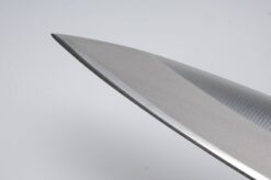 Japansk venstrehåndet Yanagiba-kniv fra Kai Seki Magoroku Hekiju-serien med et 21 cm langt blad og et ergonomisk håndtag til venstrehåndede. Perfekt til filetering og præcise udskæringer af fisk og kød