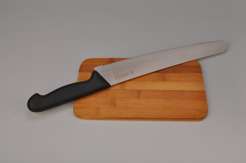 Brødkniv til venstrehåndede med sort ergonomisk håndtag og takket blad, 25 cm