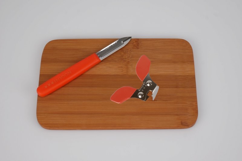 venstrehåndet-skræller-og-dåseåbner-nogent-fransk-koekkenredskab